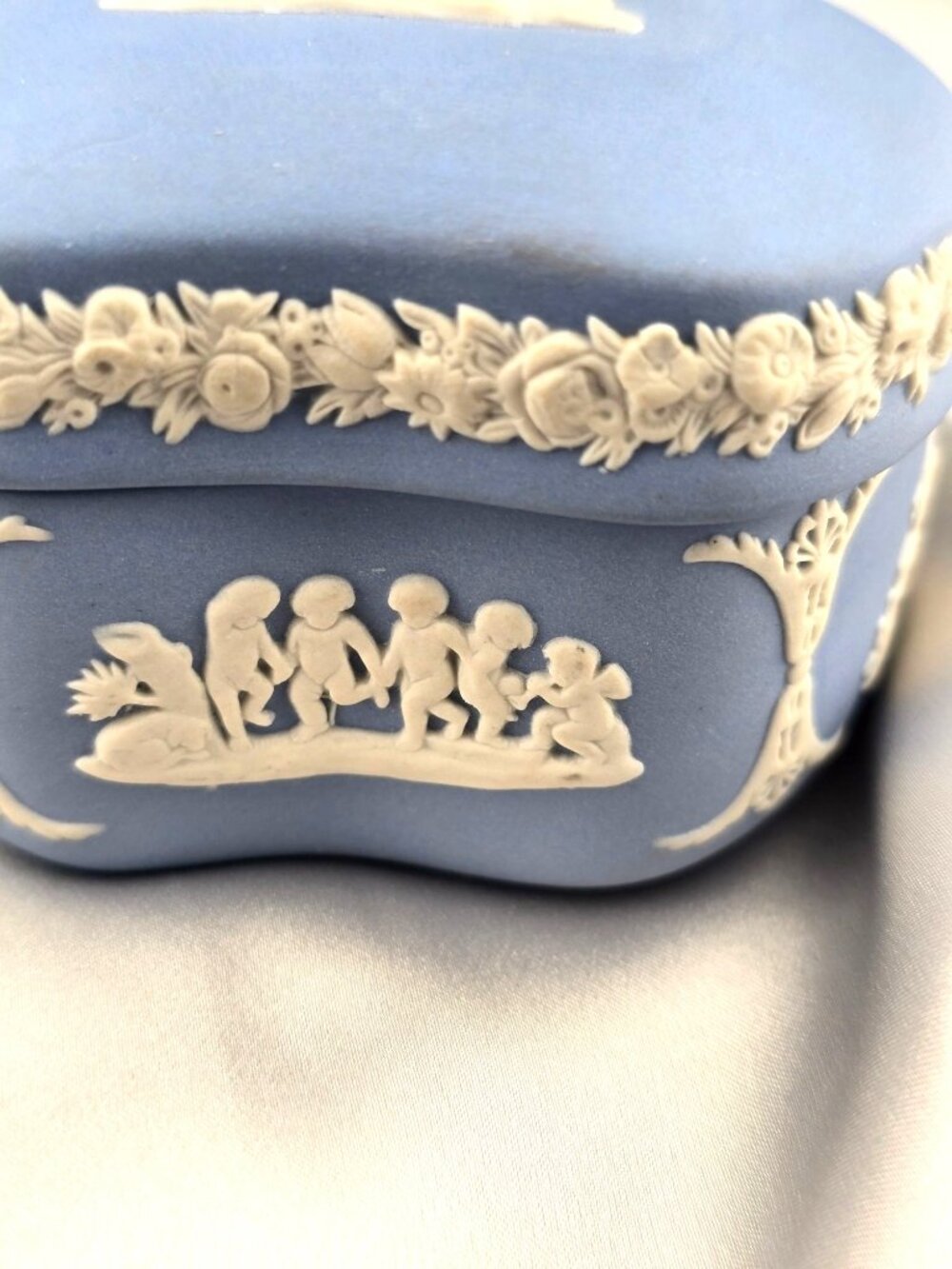 Wedgewood Blue Cupid Oracle Relief Kidney-Shaped Trinket Box - Picture 5 of 12